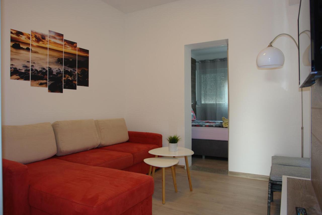 Apartmani Milokanovic Funtana Eksteriør billede